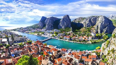 Omiš, gdje Cetina dodiruje more